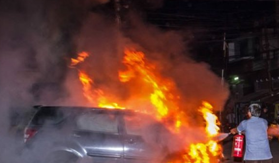 mobil_alphard_penyanyi_dangdut_via_vallen_dibakar_satu_orang_telah_diamankan_polisi