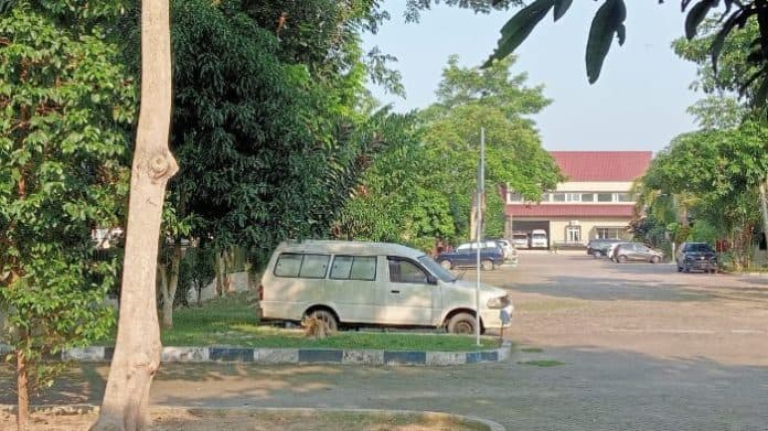 mobil_ambulans_mangkrak_di_depan_kantor_dinkes_deli_serdang