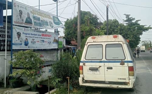 mobil_ambulans_milik_upt_puskesmas_pagar_jati_mangkrak_di_pinggir_jalan