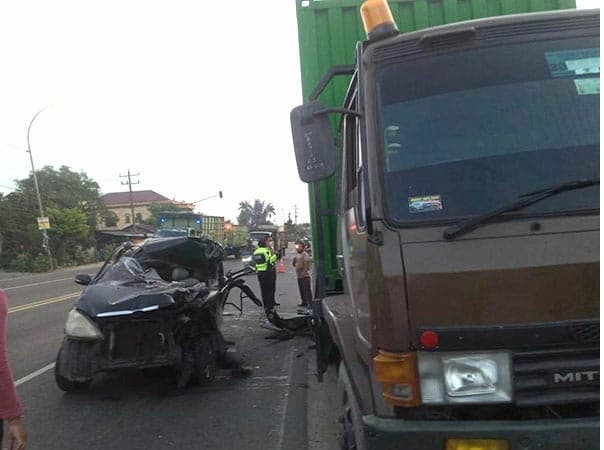 mobil_avanza_ditumpangi_4_polisi_tabrak_truk_berhenti_di_deli_serdang_satu_orang_tewas