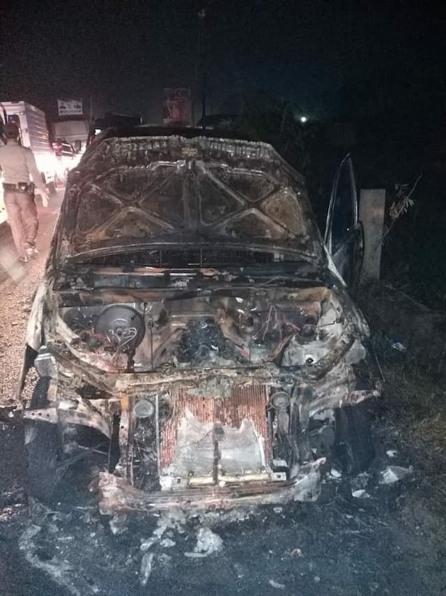 mobil_avanza_hangus_terbakar_di_jalan_lintas_saribudolok