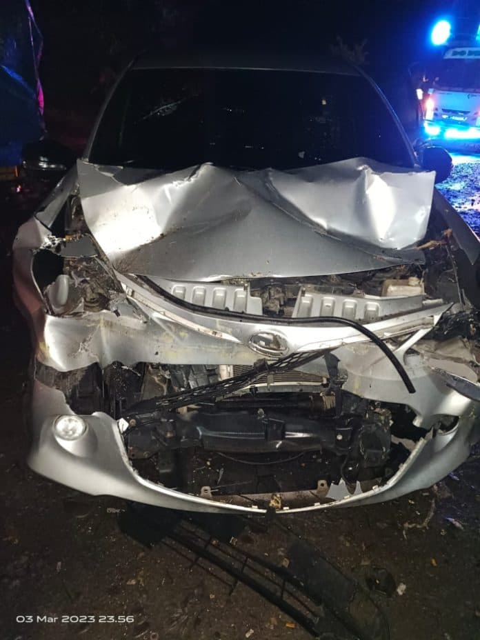 mobil_avanza_tabrak_colt_diesel_5_orang_dilarikan_ke_rs_porsea