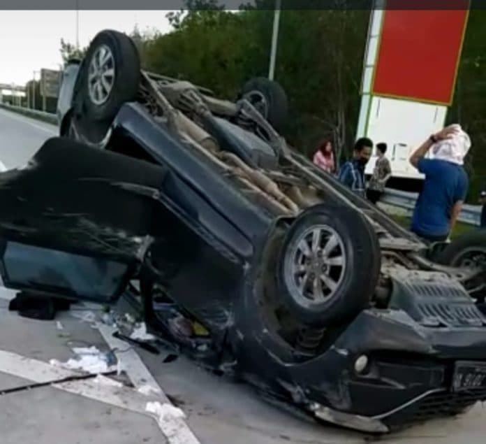 mobil_avanza_terbalik_di_jalan_tol_medan_sergai