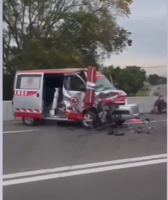 mobil_avanza_vs_ambulans_di_medan_4_penumpang_luka_luka