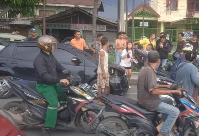 mobil_bk_1185_aaz_tabrak_pemotor_di_jalan_kapten_sumarsono