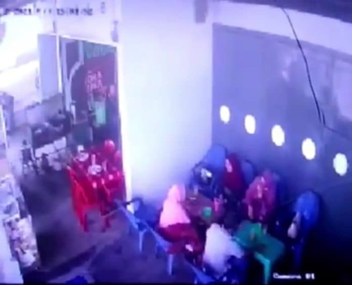 mobil_box_seruduk_warung_makan_satu_pengunjung_patah_tulang