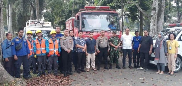 mobil_damkar_disiagakan_di_lokasi_hitung_suara_kecamatan_tanjung_morawa