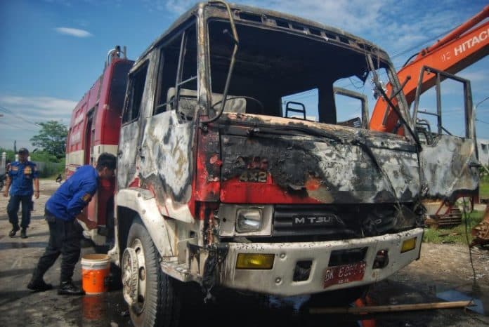 mobil_damkar_terbakar_dalam_kerusuhan_eksekusi_lahan_di_sampali