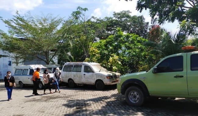 mobil_dinas_dinkes_deli_serdang_banyak_teronggok_di_parkiran