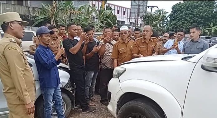 mobil_dinas_dipreteli_pj_bupati_tapteng_ancam_tempuh_jalur_hukum