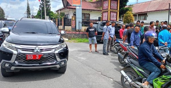 mobil_dinas_ketua_dprd_dairi_tabrak_motor_siswi_smk_korban_sempat_ditinggal
