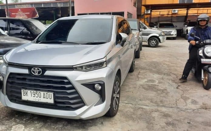 mobil_dinas_parkir_di_rumah_caleg_terpilih_komisioner_kpu_simalungun_biasa_itu