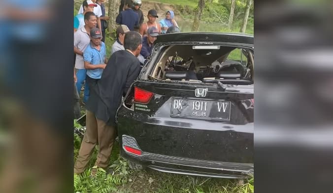 mobil_hancur_ditabrak_kereta_api_di_kisaran_penyelamatan_3_korban_dramatis