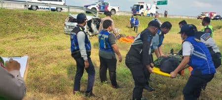 mobil_hantam_pembatas_jalan_tol_di_sergai_satu_guru_dan_satu_pelajar_warga_simalungun_tewas