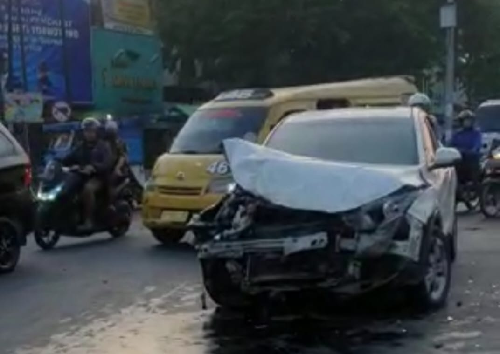 mobil_honda_hrv_rusak_parah_usai_bertabrakan_dengan_angkot_di_medan_tembung