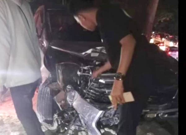 mobil_innova_reborn_ringsek_tertimpa_longsor_di_jalan_medan_sibolangit