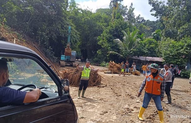 mobil_jenazah_dievakuasi_poldasu_terus_fokus_cari_korban_longsor_di_karo
