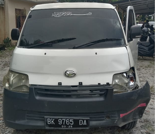 mobil_logistik_tabrak_honda_beat_di_sei_bamban_ibu_dan_2_anak_balitanya_terluka