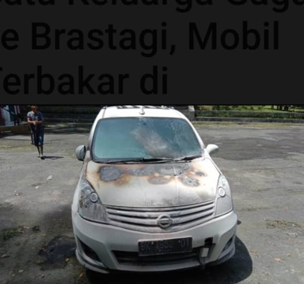 mobil_mendadak_terbakar_niat_berwisata_bersama_keluarga_jadi_petaka