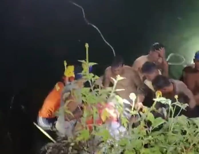 mobil_pangulu_ujung_mariah_terjun_ke_danau_toba