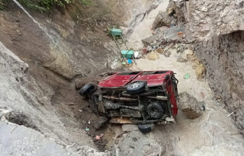 mobil_parrengge_rengge_terseret_longsor_di_parsoburan_toba_2_luka