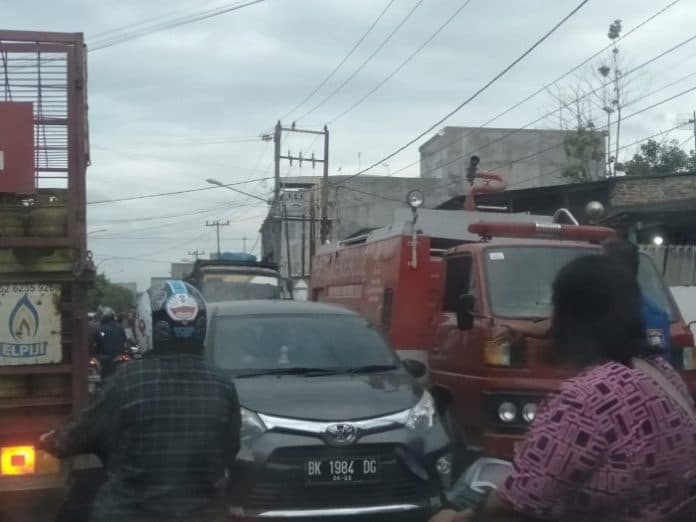 mobil_pemadam_parkir_sembarangan_di_lubuk_pakam_jalanan_macet_jelang_berbuka
