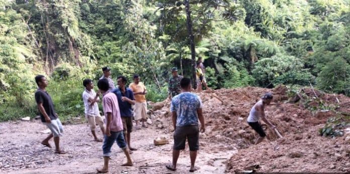 mobil_pengangkut_durian_tak_bisa_melintas_warga_gotong_royong_bersihkan_material_longsor_di_pardomuan_sinehi_dairi