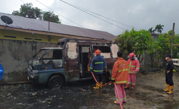 mobil_perpustakaan_pemkab_simalungun_mendadak_terbakar_di_jalan_medan