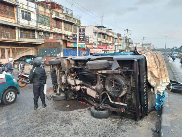 mobil_pick_up_diduga_angkut_bbm_illegal_terbalik_dikawasan_medan_labuhan