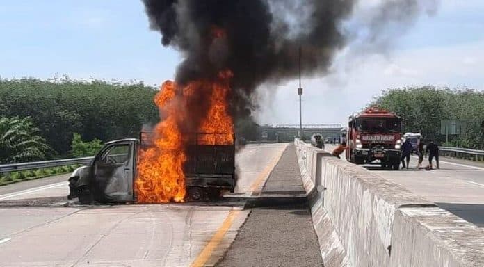 mobil_pick_up_terbakar_di_jalan_tol_medan_tebing_tinggi_km_64_diduga_ini_pemicunya