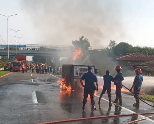mobil_pick_up_terbalik_dan_terbakar_di_tol_belmera