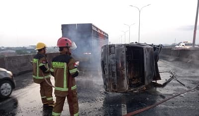 mobil_pick_up_terguling_dan_terbakar_di_ruas_tol_tanjung_mulia_sopir_tewas_terpanggang