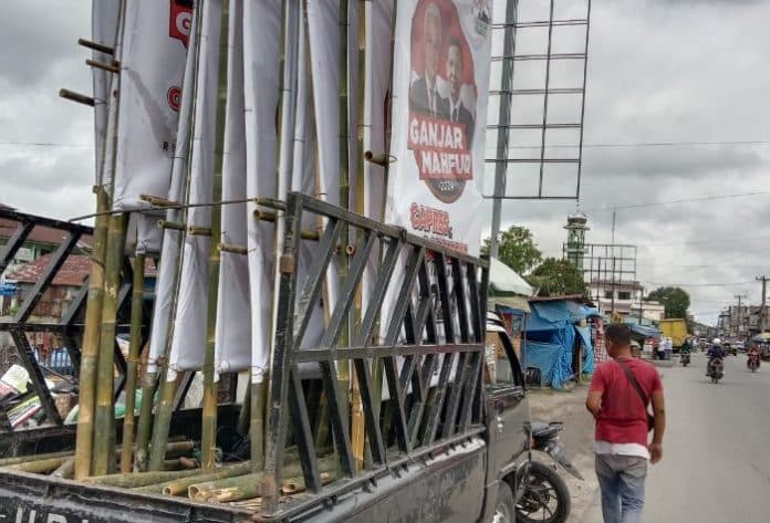 mobil_plat_merah_angkut_baliho_capres_ganjar_cawapres_mahfud