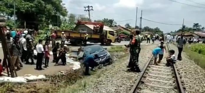 mobil_ringsek_ditabrak_kereta_api_di_tanjungbalai_penumpang_luka_luka
