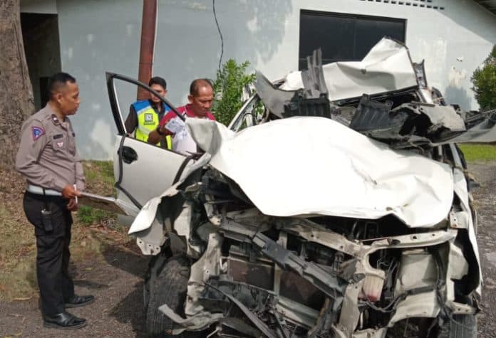 mobil_rombongan_camat_sunggal_terlempar_keluar_tol_polisi_masih_selidiki_penyebab_kecelakaan