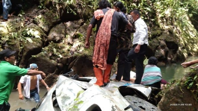 mobil_rombongan_pesta_asal_dairi_terjun_ke_sungai_kerajaan_pakpak_bharat_5_orang_tewas