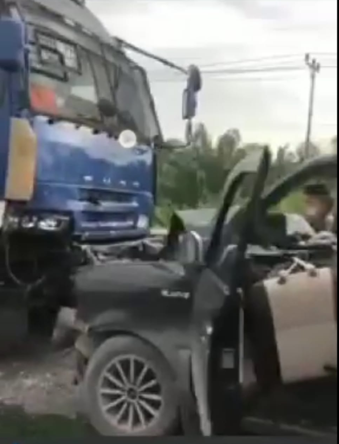 mobil_rombongan_warga_simalungun_laga_kambing_dengan_truk_di_rohil_dua_orang_tewas