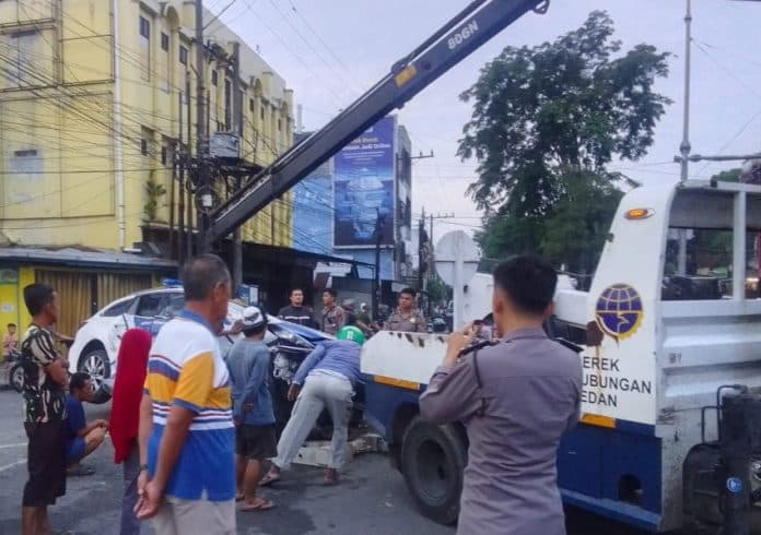 mobil_satlantas_polrestabes_medan_alami_laka_lantas_di_simpang_juanda