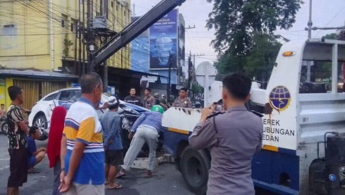 mobil_satlantas_polrestabes_medan_vs_terios_polisi_pengemudi_kondisi_fit