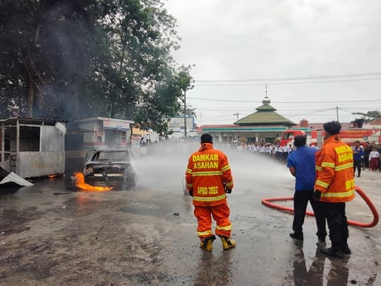 mobil_sedan_terbakar_setelah_mengisi_bensin_di_spbu_kisaran