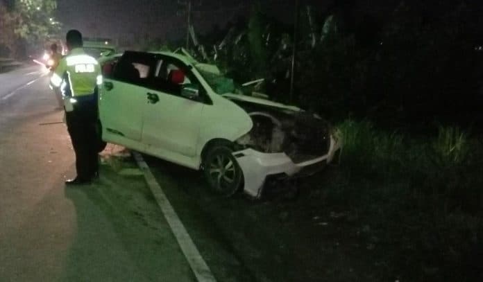 mobil_senia_tabrak_truk_tronton_di_jalan_umum_medan_tebing_tinggi_satu_meninggal_dunia