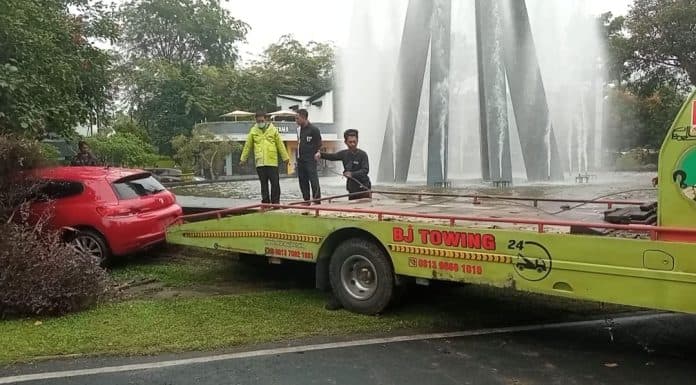 mobil_sport_mewah_tabrak_pembatas_jalan_di_sudirman_medan