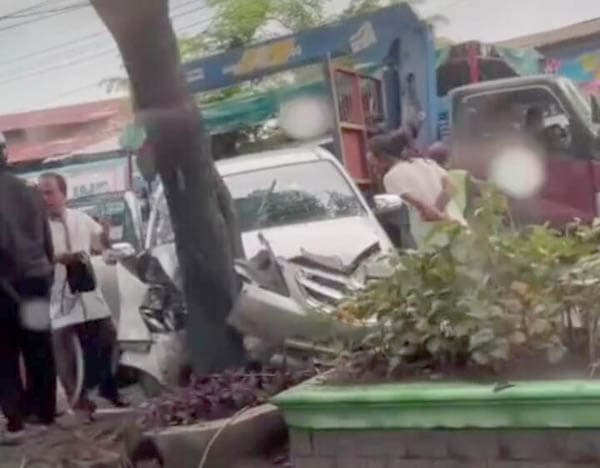mobil_tabrak_median_jalan_di_depan_mapolsek_sunggal