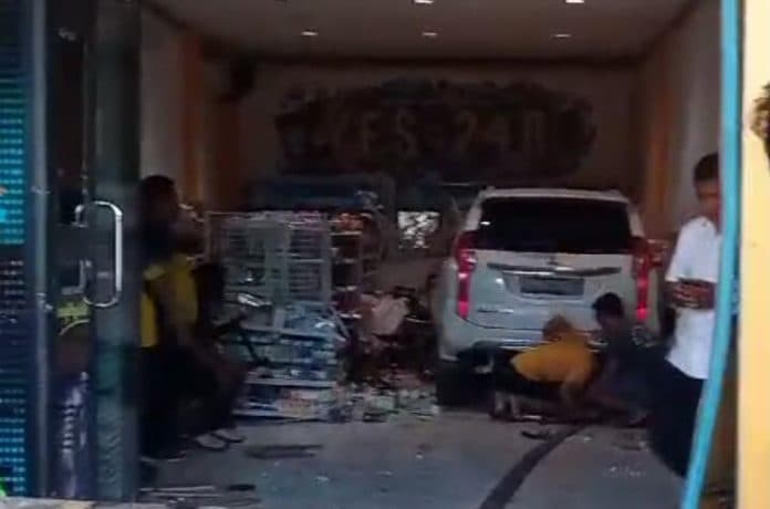 mobil_tabrak_tembok_dan_rusak_minimarket_di_medan_polisi_cek_tkp