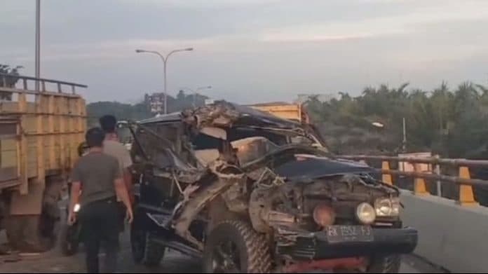 mobil_taft_tabrak_truk_berhenti_di_jembatan_layang_medan_amplas_tiga_orang_luka_luka