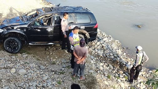 mobil_terjun_bebas_ke_aliran_sungai_1_tewas_2_orang_luka_luka
