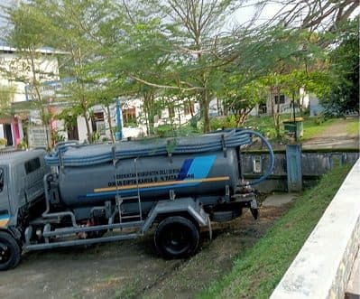 mobil_tinja_dinas_cikataru_ds_diduga_buang_kotoran_sembarangan
