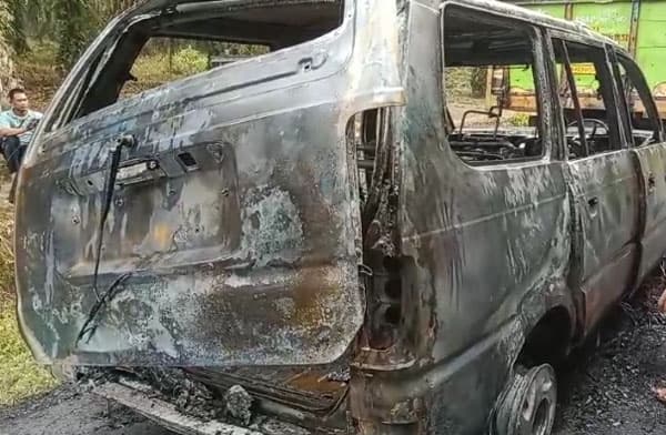 mobil_toyota_kijang_mendadak_terbakar_di_jalan_pulo_bandring_asahan