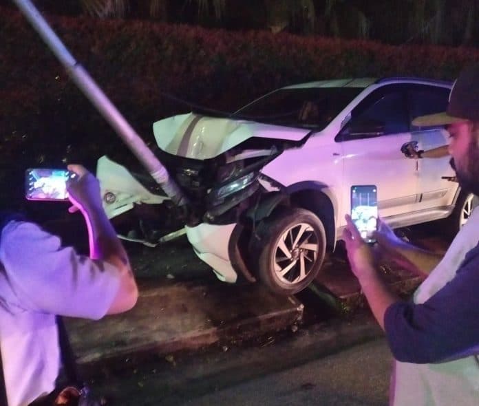 mobil_toyota_rush_tabrak_tiang_listrik_di_jalan_sutomo_siantar