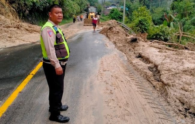 mobil_truk_jatuh_ke_jurang_saat_jalinsum_di_taput_tertimbun_longsor